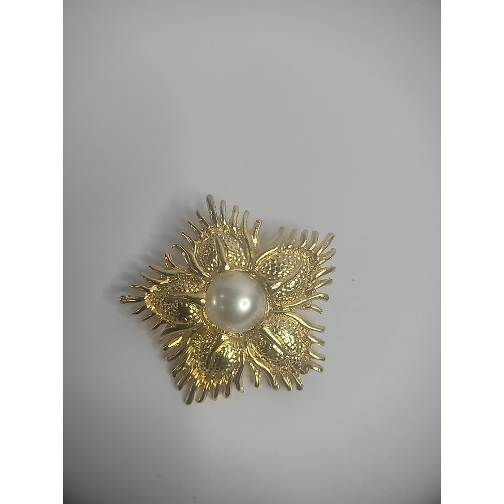 Vintage Gold Tone Flower Brooch Pin White Middle Stone Jewelry‎ Costume